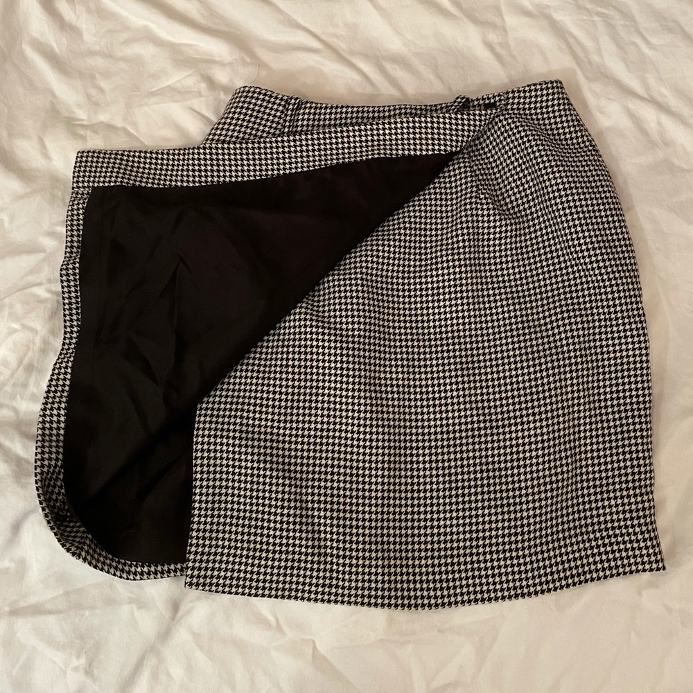 ⚡️NEW FRONTIER Wrap Skirt in Herringbone Wool Vintage Mini Size 6 Black & White